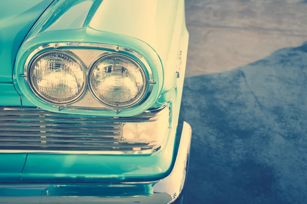 Faro di un'auto d'epoca. (Immagine filtrata elaborata vintage — Foto Stock