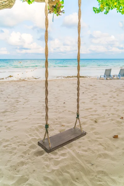 En gunga på stranden — Stockfoto