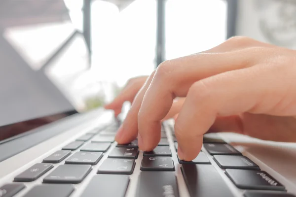 Gros plan de femme d'affaires tapant à la main sur le clavier de l'ordinateur portable . — Photo