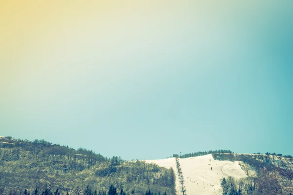 Montanha com esqui (Imagem filtrada processada efeito vintage . ) — Fotografia de Stock