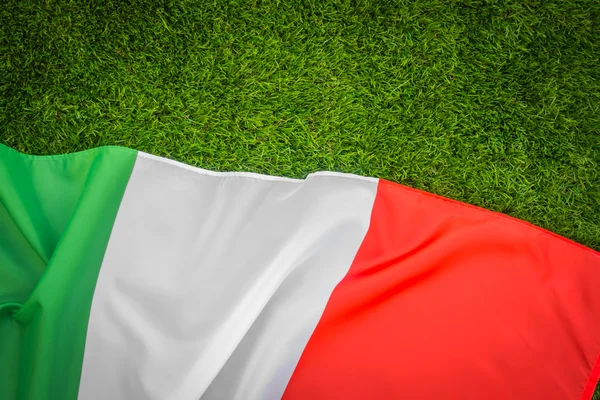 Banderas de Italia sobre hierba verde  . — Foto de Stock