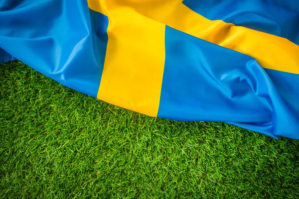 Σημαίες της Σουηδίας σε πράσινο γρασίδι . — Φωτογραφία Αρχείου