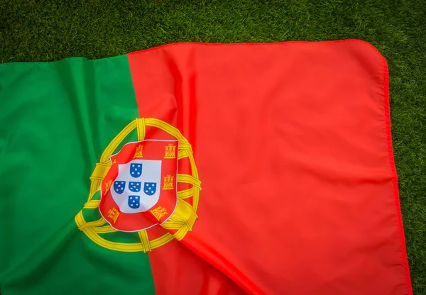 Banderas de Portugal sobre hierba verde  . — Foto de Stock