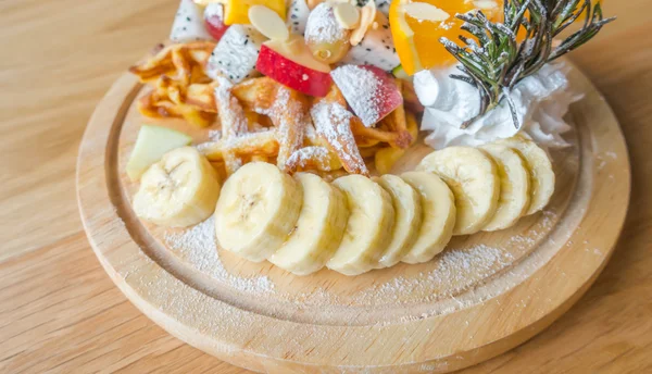 Waffle e frutas com sorvete na mesa  . — Fotografia de Stock