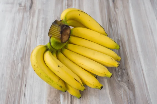 Bananas frescas na mesa de madeira . — Fotografia de Stock