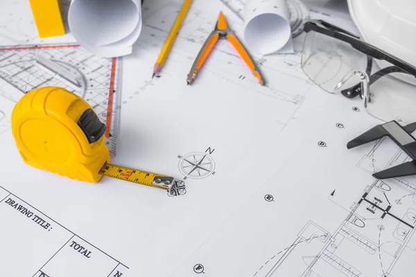 Planes de construcción con casco blanco y herramientas de dibujo en bluepr —  Fotos de Stock