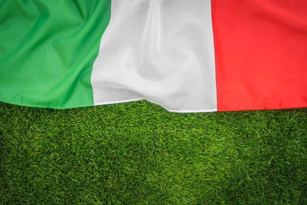푸른 잔디에 이탈리아의 깃발 . — 스톡 사진