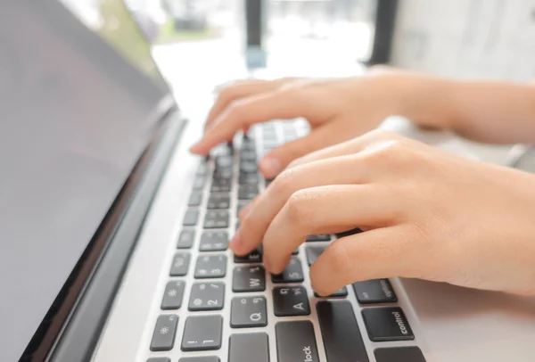 Närbild av företag kvinna hand skriva på laptop tangentbord . — Stockfoto