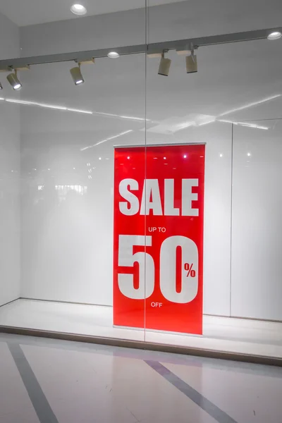 Letrero de descuento tienda roja en un escaparate  . — Foto de Stock