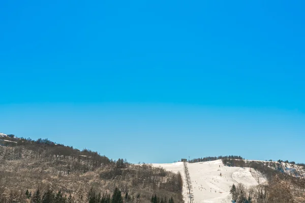 Гора з лижами, зображення високої чіткості — стокове фото