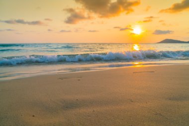 Denizin üzerinde gün batımı