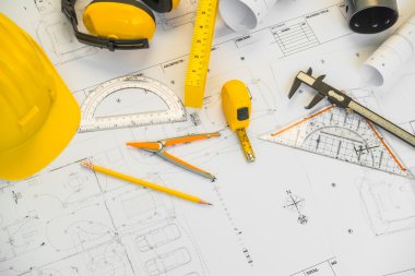 Bluep sarı kask ve çizim araçları ile inşaat planları