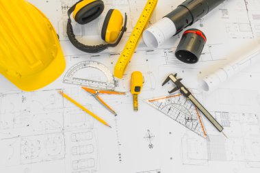 Bluep sarı kask ve çizim araçları ile inşaat planları
