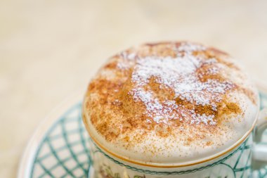 Ahşap masadaki Latte Kahve Sanatı