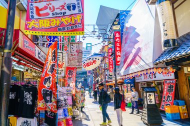Osaka, Japonya - 30 Kasım 2015: Shinsekai Tsutenkaku Kulesi 