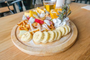 Gözleme ve meyve dondurma tablo ile .