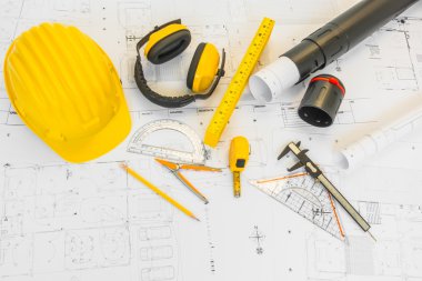 Bluep sarı kask ve çizim araçları ile inşaat planları