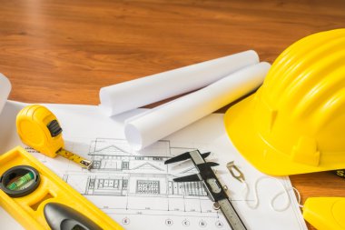 Bluep sarı kask ve çizim araçları ile inşaat planları