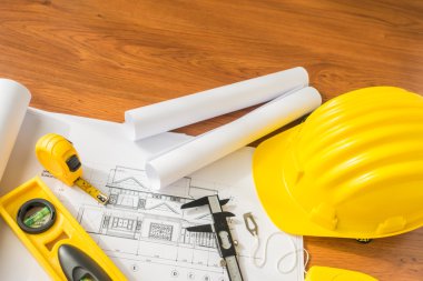 Bluep sarı kask ve çizim araçları ile inşaat planları
