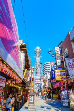 Osaka, Japonya - 30 Kasım 2015: Shinsekai Tsutenkaku Kulesi 