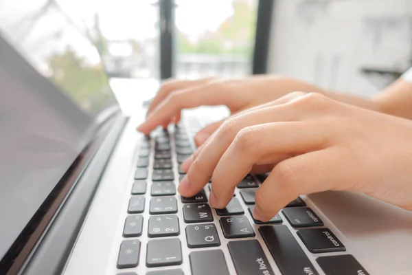 Primer plano de la mujer de negocios escribiendo a mano en el teclado del ordenador portátil . — Foto de Stock