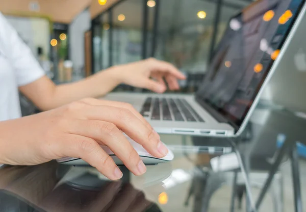 Gros plan de femme d'affaires tapant à la main sur le clavier de l'ordinateur portable . — Photo