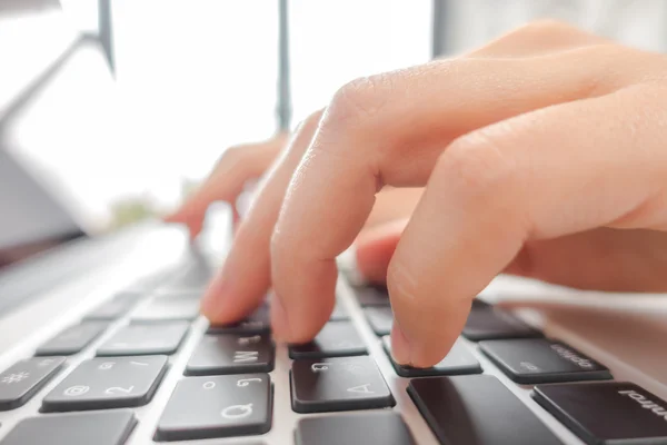 Primer plano de la mujer de negocios escribiendo a mano en el teclado del ordenador portátil . — Foto de Stock