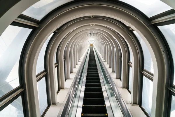 Roltrap in modern gebouw — Stockfoto