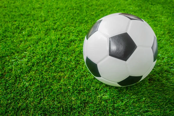 Fußball auf grünem Rasen . — Stockfoto