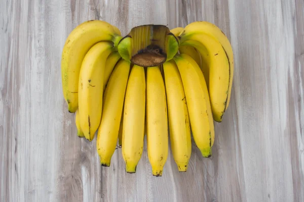 Plátanos frescos sobre mesa de madera . —  Fotos de Stock