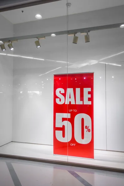 Letrero de descuento tienda roja en un escaparate  . —  Fotos de Stock