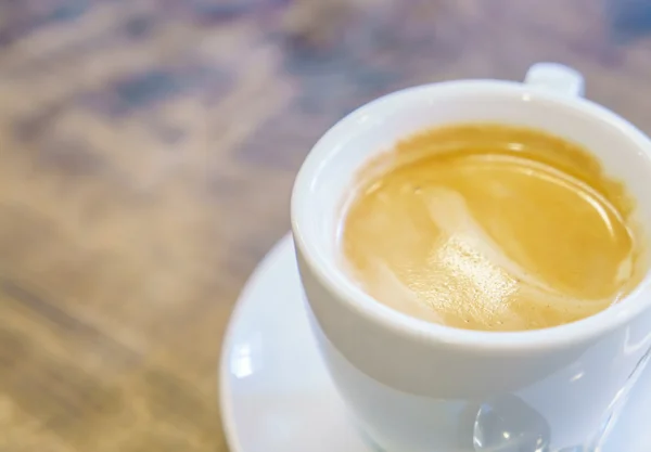 카페 테이블에 화이트 커피 컵 — 스톡 사진