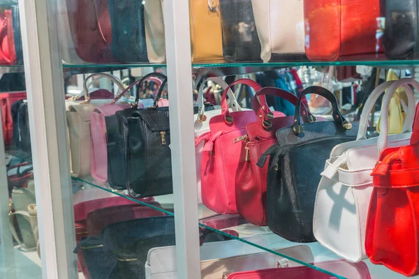 Fila de bolsos de cuero para damas  . — Foto de Stock