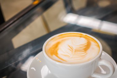 Latte Kahve sanat masada .