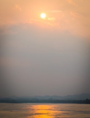 (Filtre uygulanmış görüntü işlenen vintage gölde güzel gün batımı 