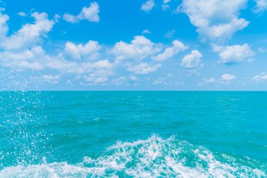 Deniz su yüzeyi tekne arkasında iz