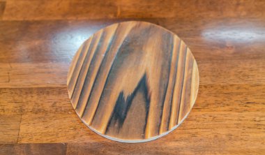 Ahşap ahşap arka plan üzerinde çanak .