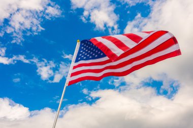 Mavi gökyüzünde Amerikan bayrağı .