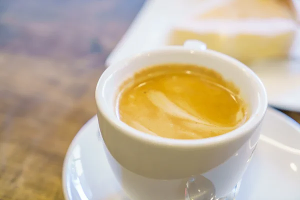 Vita kaffekoppen på bordet i café — Stockfoto