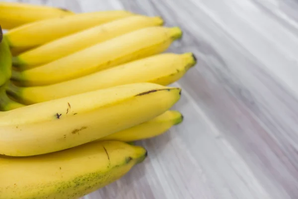 Bananas frescas na mesa de madeira . — Fotografia de Stock