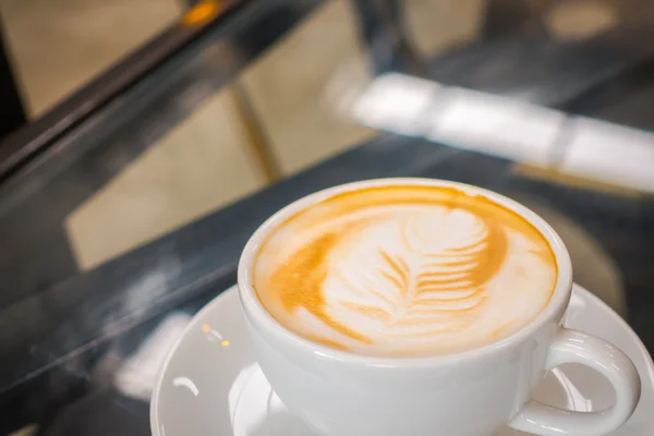 Καφές latte art στο τραπέζι . — Φωτογραφία Αρχείου