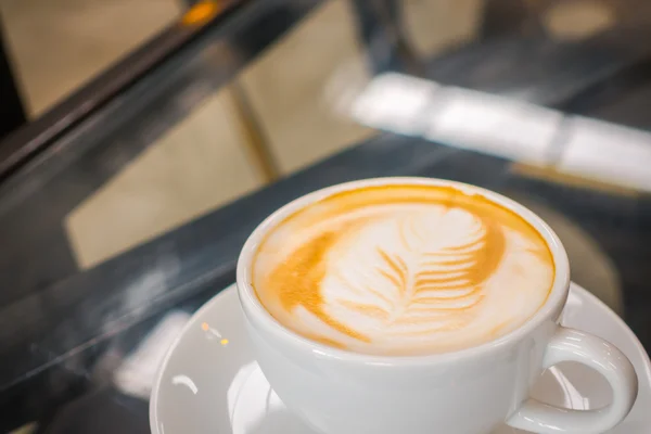 Latte-Kaffee-Kunst auf dem Tisch . — Stockfoto