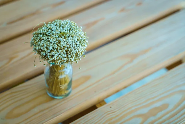 Bando de belas flores de grama na mesa — Fotografia de Stock