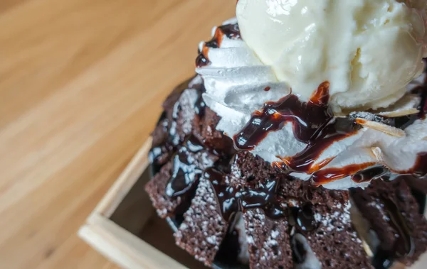 Шоколадное мороженое на деревянном столе  . — стоковое фото