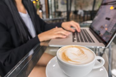 iş kadını el laptop klavye ve cof yazmadan closeup