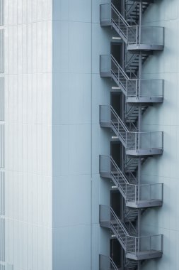 Metal yangın merdiveni bina dışında .