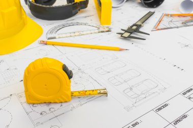 Bluep sarı kask ve çizim araçları ile inşaat planları
