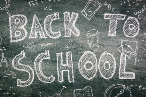 Okula geri serbest el çiziminin kara tahta üzerinde — Stok fotoğraf
