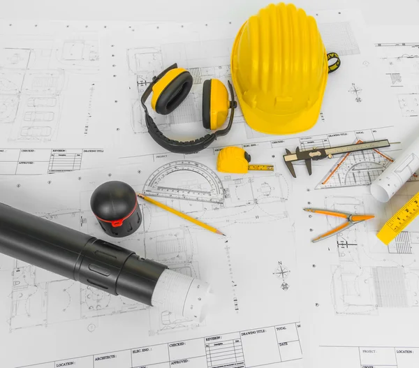 Planes de construcción con casco amarillo y herramientas de dibujo en bluep — Foto de Stock