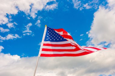 Mavi gökyüzünde Amerikan bayrağı .